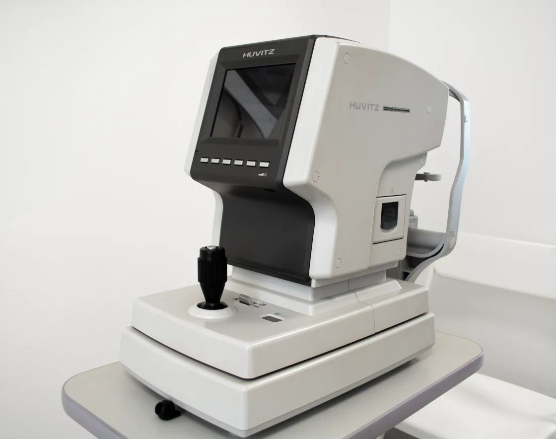 Autorefractómetro del consultorio, usado para medir la graduación