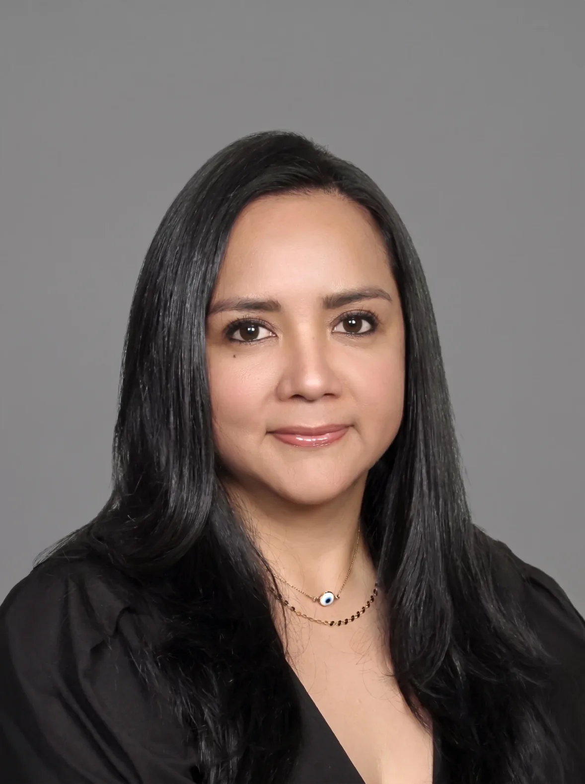 Retrato de la Dra. Nidia Cely, optómetra con más de 20 años de experiencia